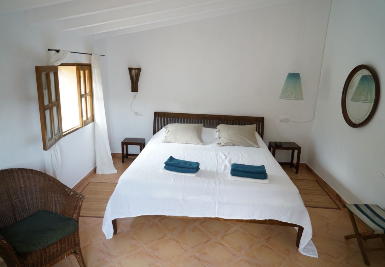 Schlafzimmer mit Doppelbett der Finca Can Firella bei Felanitx