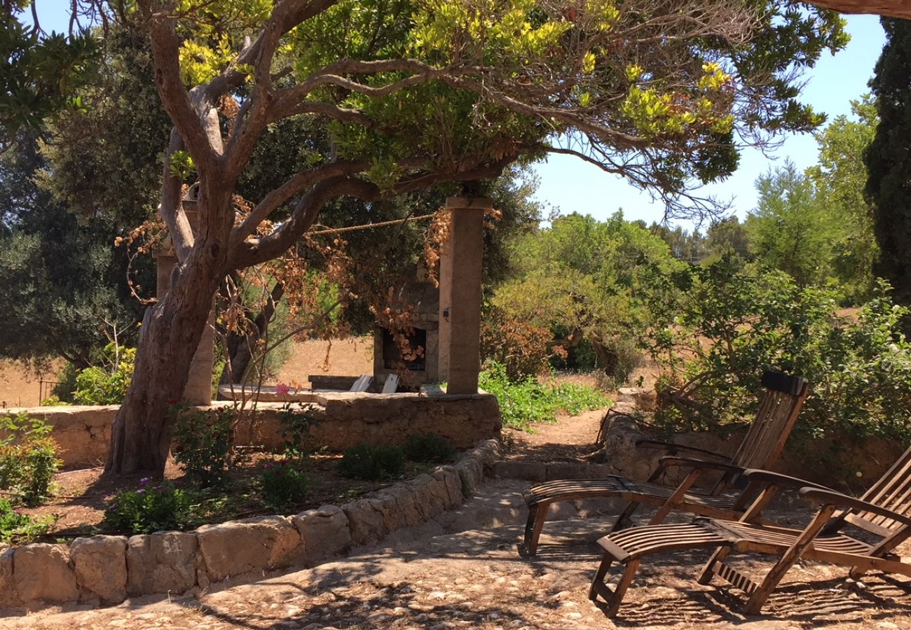 Garten und Liegestuhl der Finca Can Firella in Felanitx