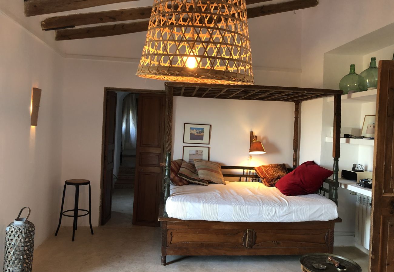 Schlafzimmer mit Doppelbett der Finca Can Firella bei Felanitx