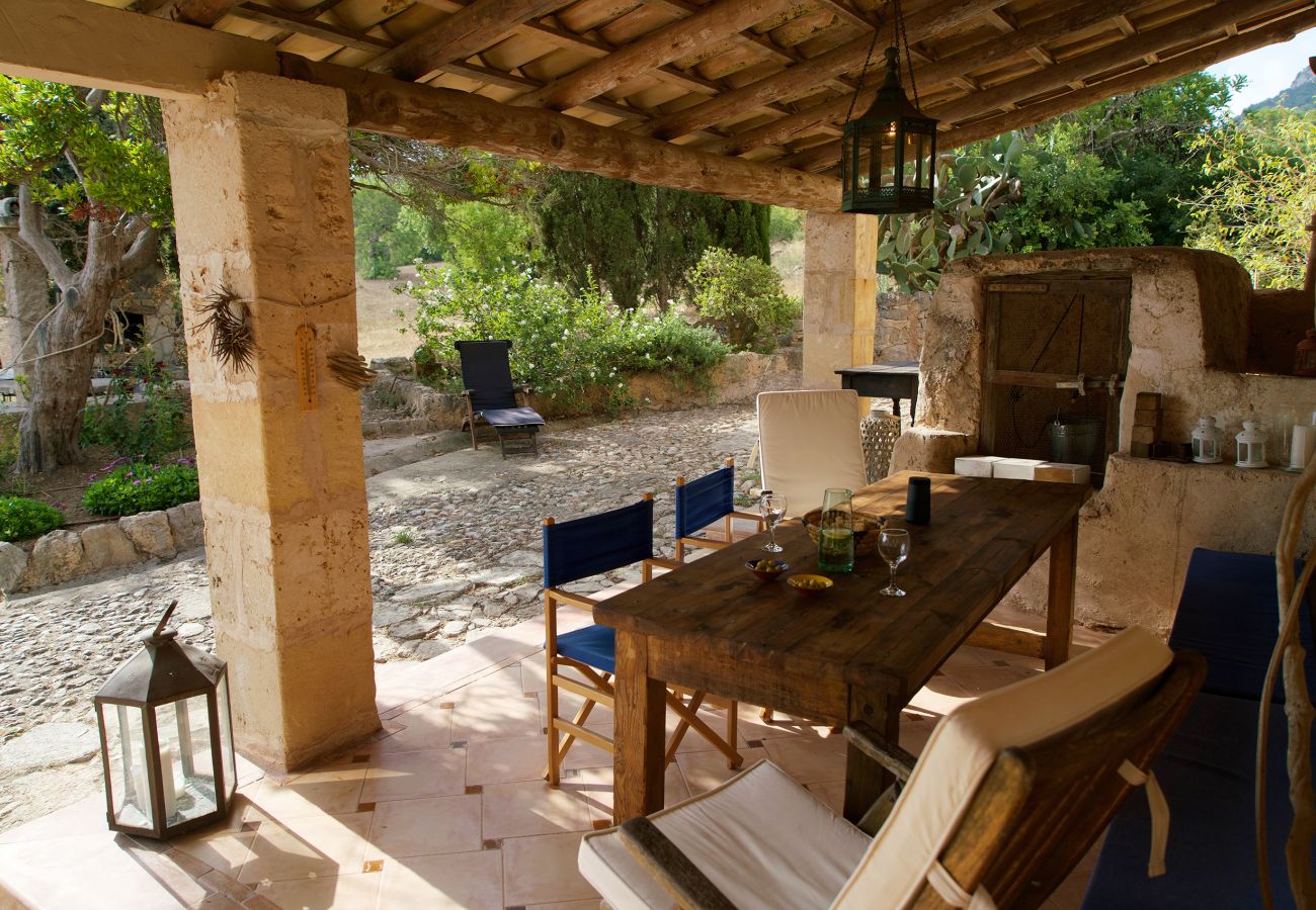 Terrasse mit Esstisch der Finca Can Firella in Felanitx