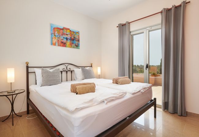 Schlafzimmer mit Doppelbett der Finca Es Vinyolet bei Campos
