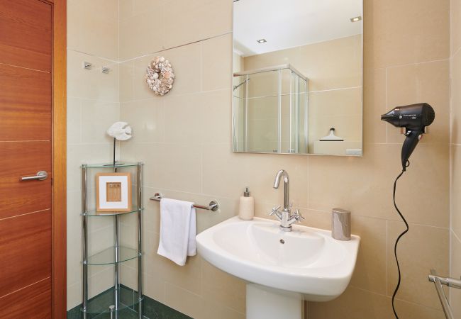 Modernes Badezimmer der Finca Es Vinyolet bei Campos