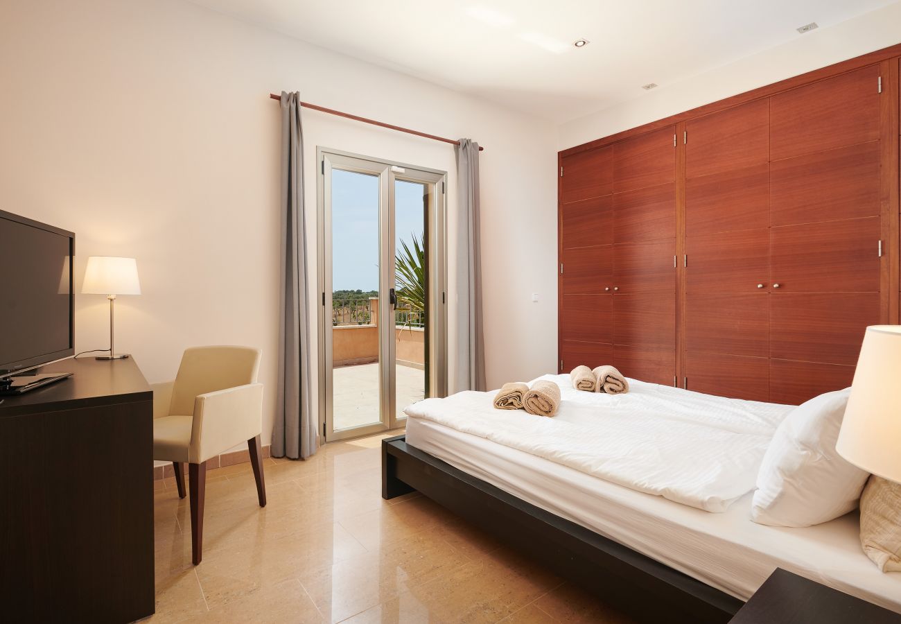 Schlafzimmer mit Doppelbett der Finca Es Vinyolet bei Campos