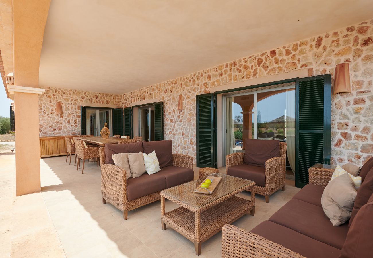 Terrasse und Lounge der Finca Es Vinyolet bei Campos