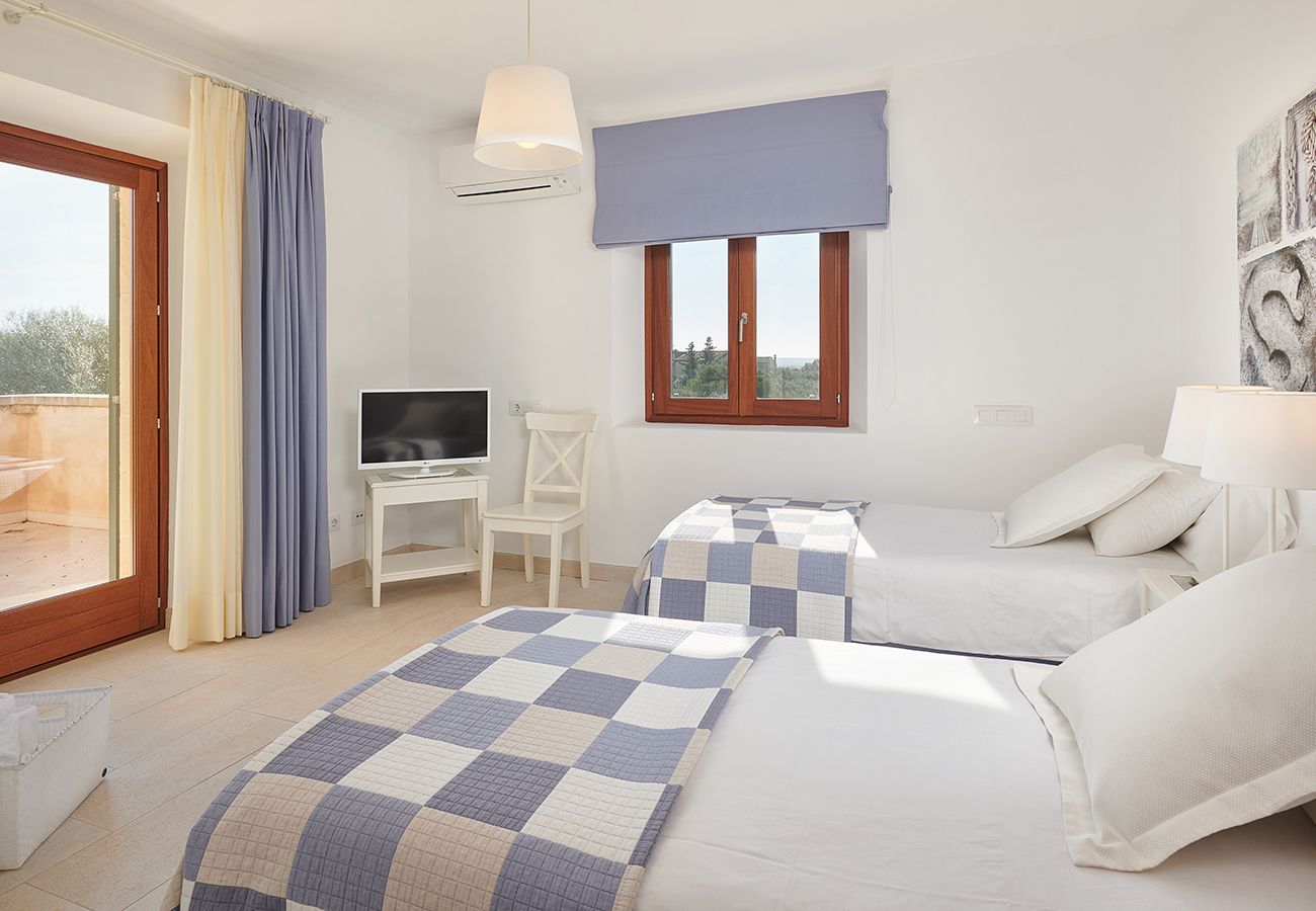 Schlafzimmer mit zwei Einzelbetten der Finca Ses Salines bei Ses Salines