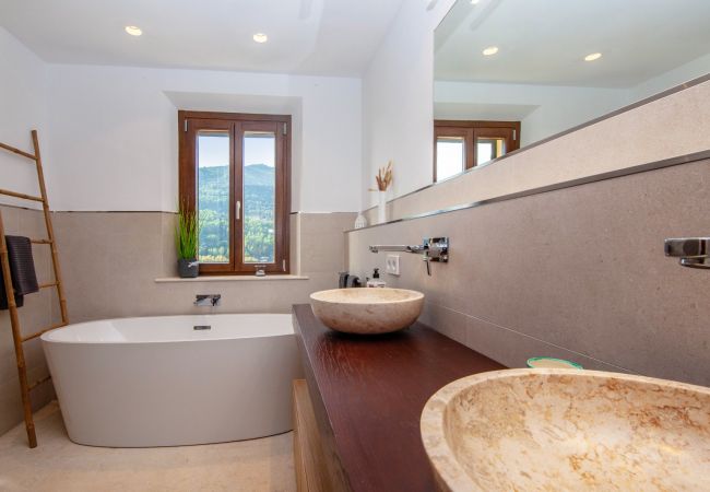 Badezimmer mit moderner freistehenden Wanne in der Finca 