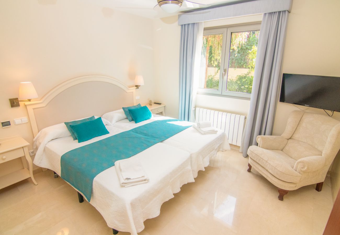 Schlafzimmer mit Doppelbett der Finca Sa Cabaneta bei Marratxi