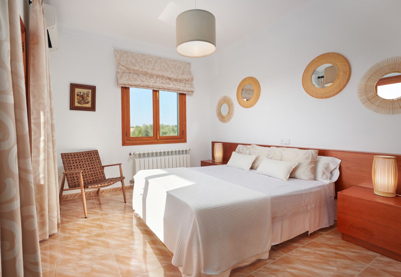 Schlafzimmer mit Doppelbett der Finca Can Rafelet bei Ses Salines