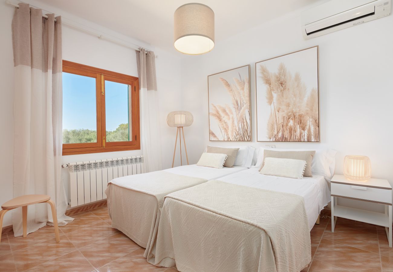 Schlafzimmer mit Einzelbetten der Finca Can Rafelet bei Ses Salines