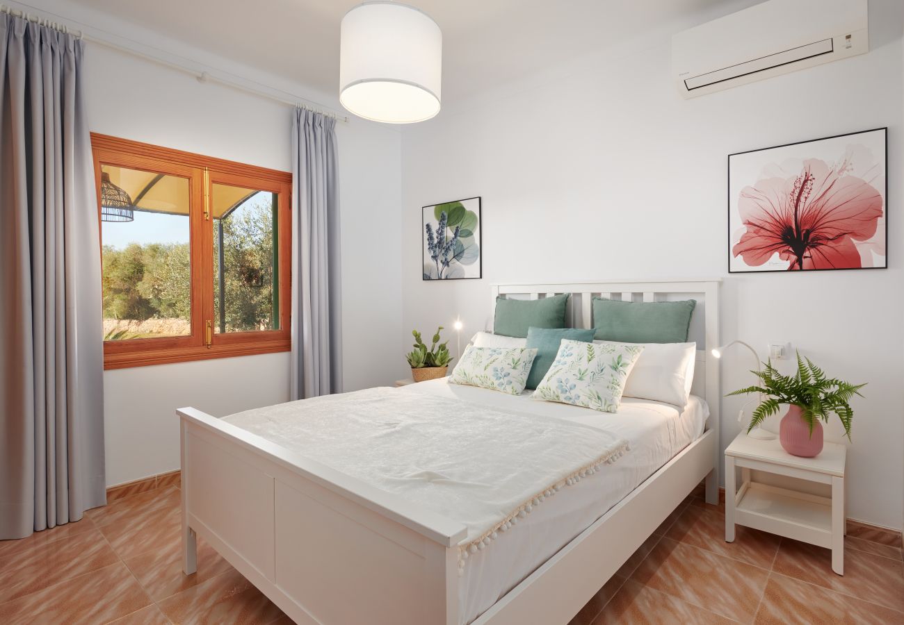 Schlafzimmer mit Doppelbett der Finca Can Rafelet bei Ses Salines