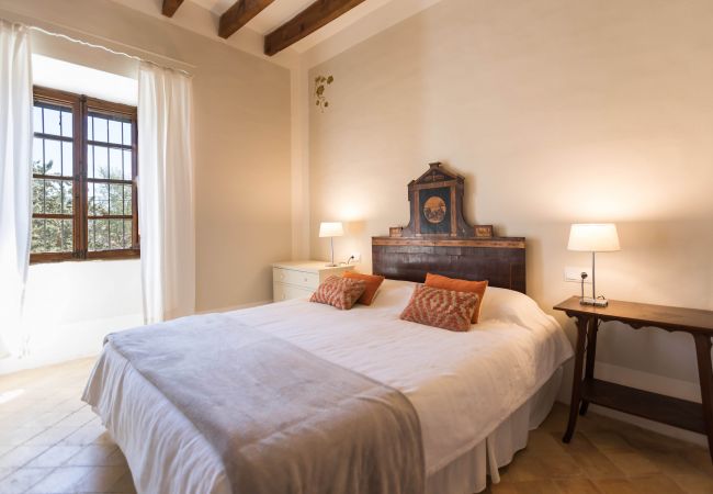 Schlafzimmer mit Doppelbett der Finca Pilota bei Santa Maria del Cami 