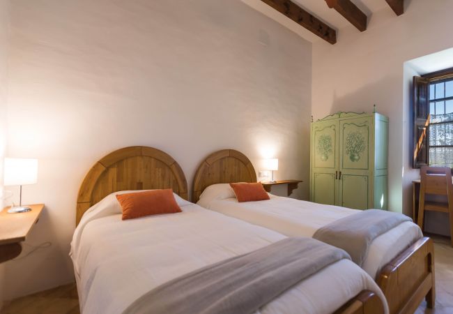Schlafzimmer mit Einzelbetten der Finca Pilota bei Santa Maria del Cami 
