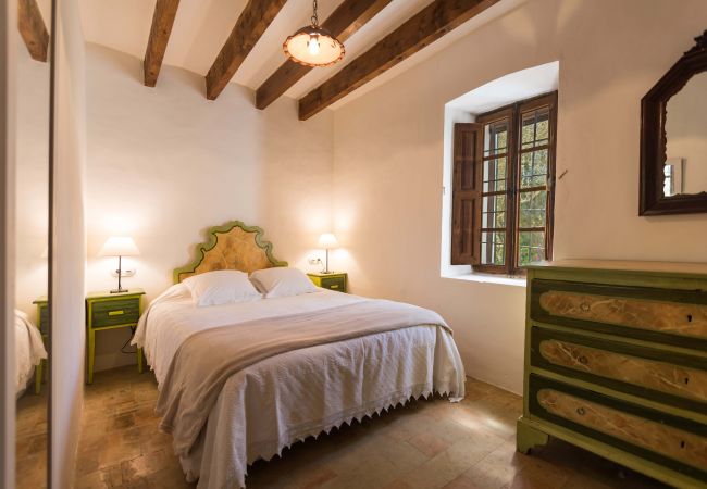 Schlafzimmer mit Doppelbett der Finca Pilota bei Santa Maria del Cami 