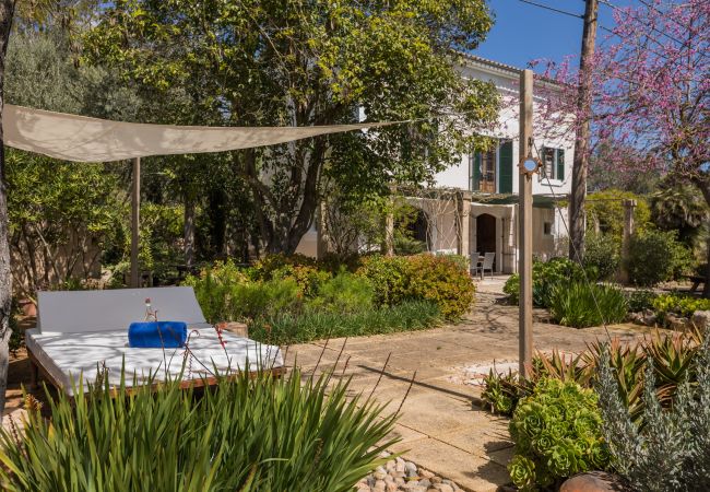 Garten und Lounge der Finca Pilota bei Santa Maria del Cami 