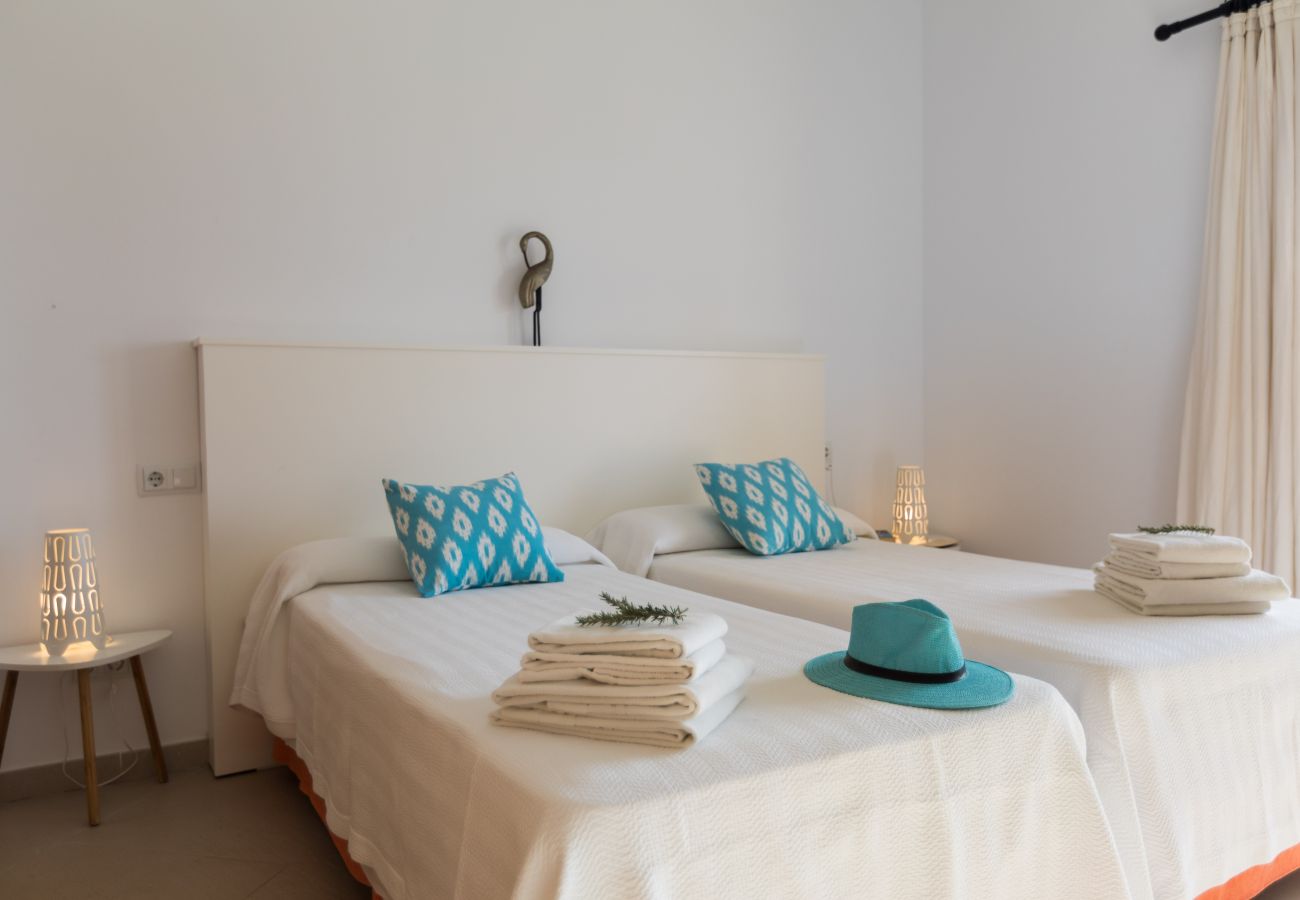 Schlafzimmer mit Einzelbetten der Finca Pula Golf bei Son Servera