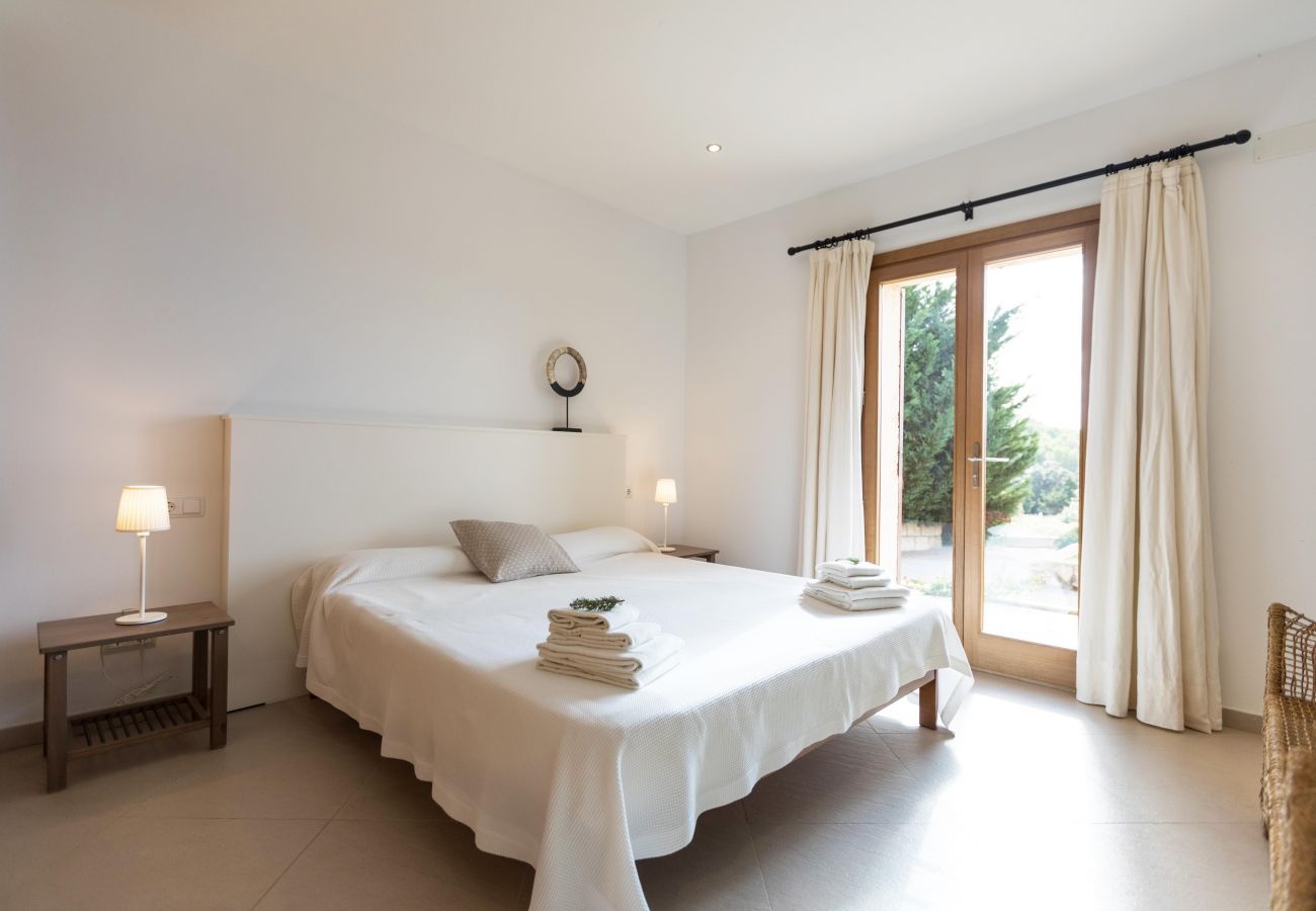 Schlafzimmer mit Doppelbett der Finca Pula Golf bei Son Servera