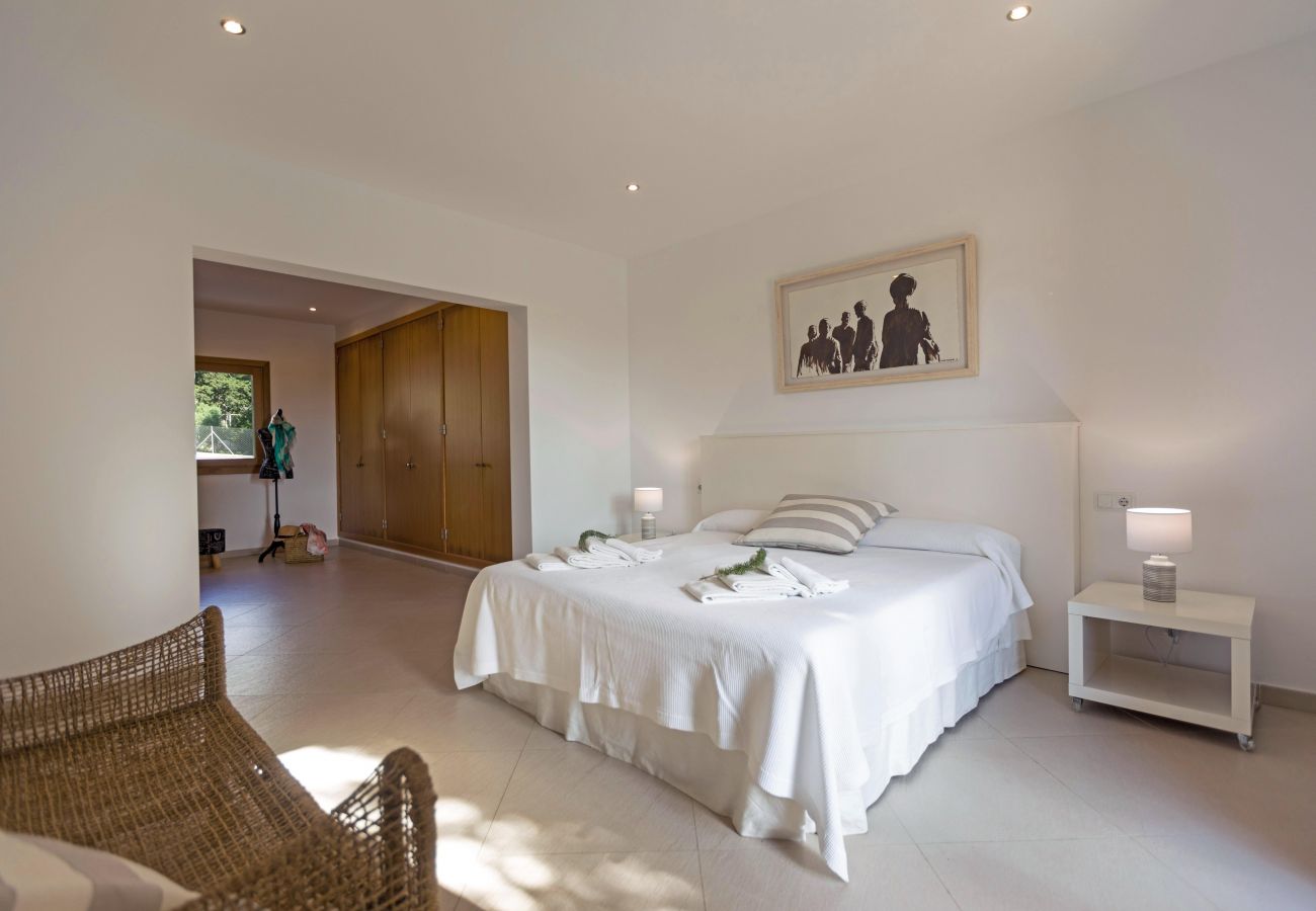 Schlafzimmer mit Doppelbett der Finca Pula Golf bei Son Servera