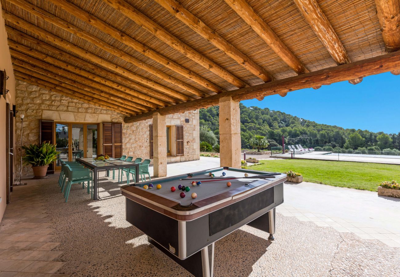 Terrasse und Billardtisch der Finca Pula Golf bei Son Servera