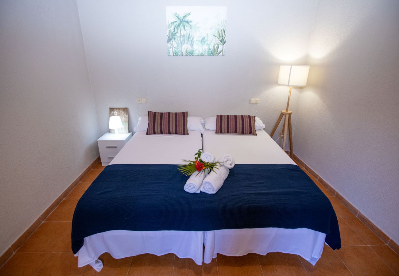 Schlafzimmer mit Doppelbett der Finca Sa Pedra bei Santanyi