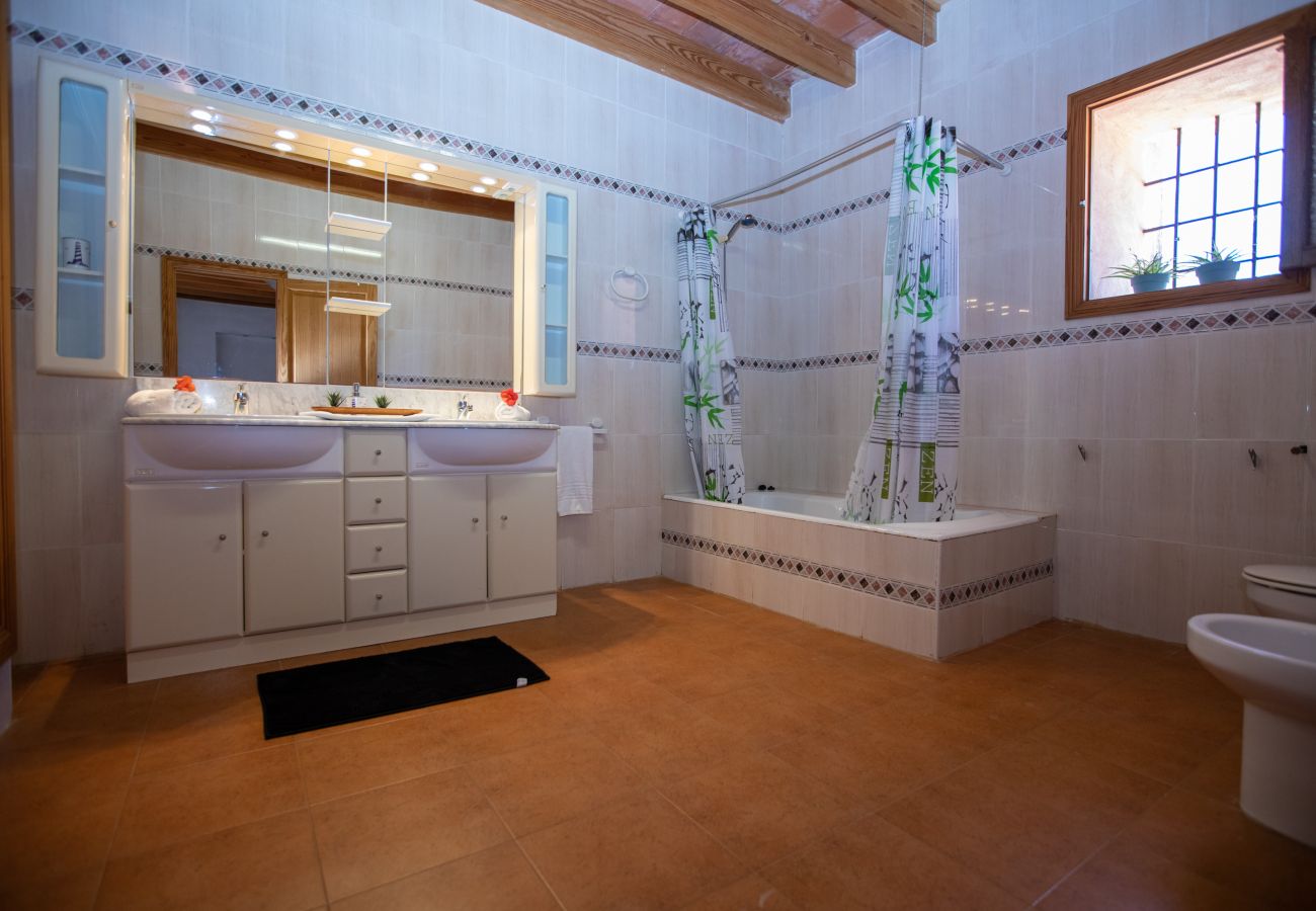 Badezimmer mit Dusche der Finca Se Pedra bei Santanyi