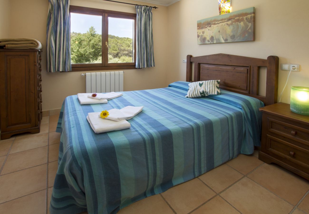 Schlafzimmer mit Doppelbett der Finca Lealtad bei Biniamar