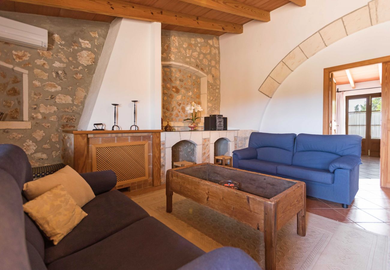 Wohnzimmer mit Couch der Finca Can Pau bei Muro