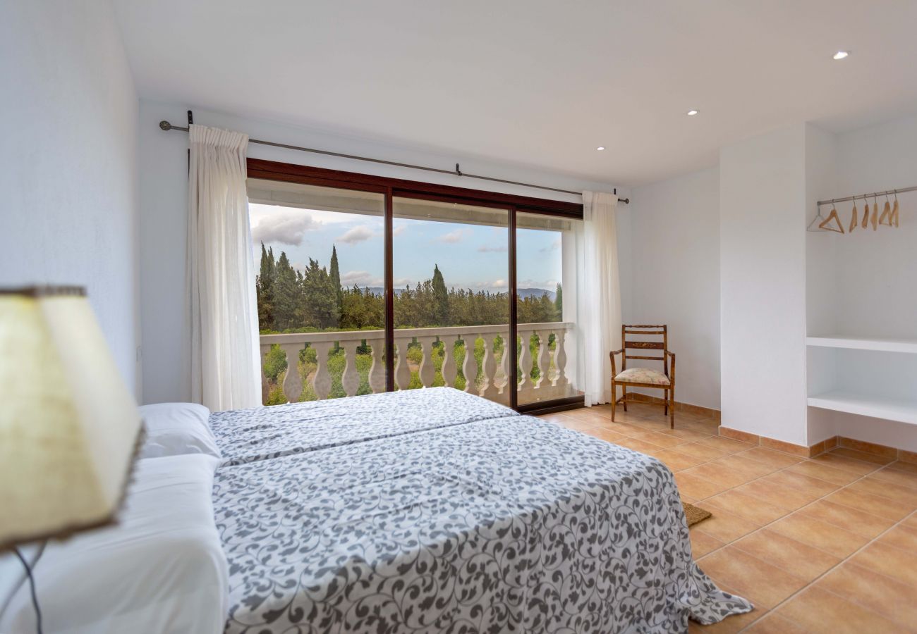 Schlafzimmer mit Einzelbetten der Finca Can Pau bei Muro