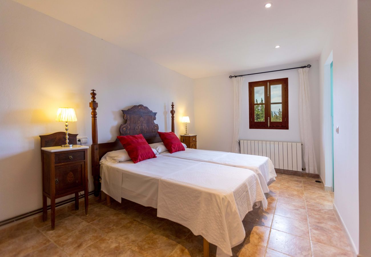 Schlafzimmer mit Einzelbetten der Finca Can Pau bei Muro
