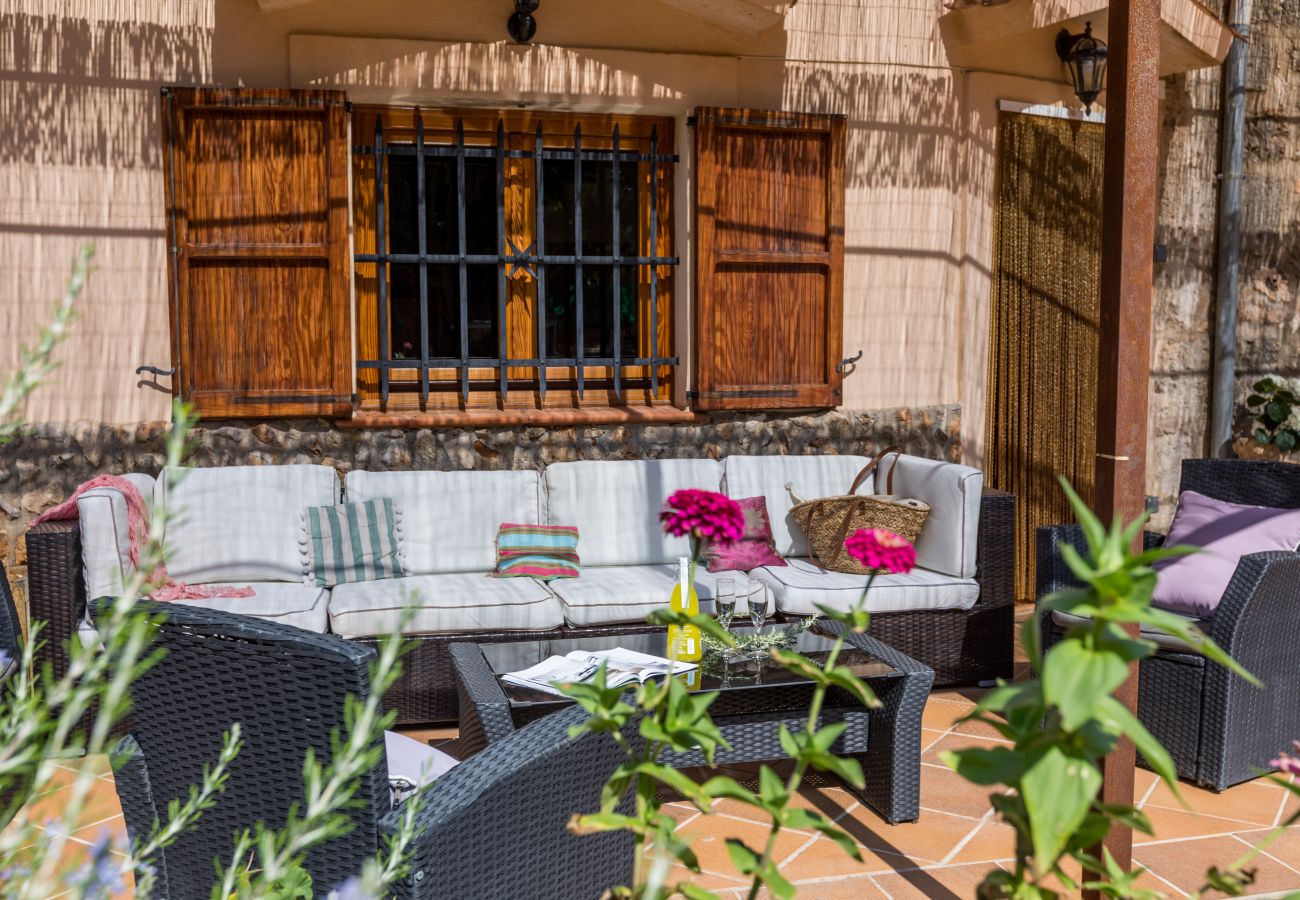 Terrasse mit Lounge der Finca Can Pau bei Muro