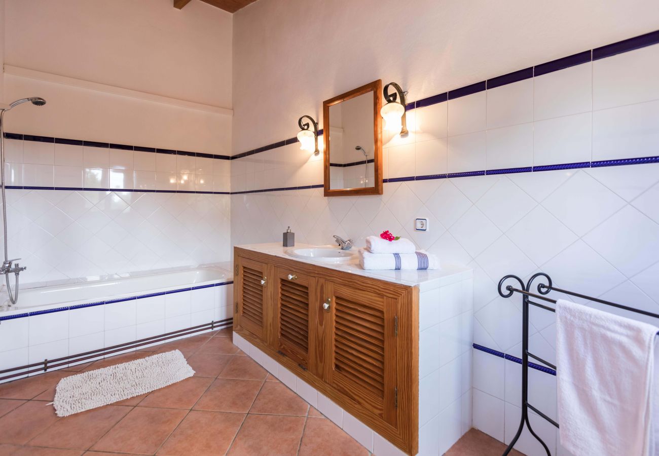 Badezimmer mit Dusche der Finca Can Pau bei Muro